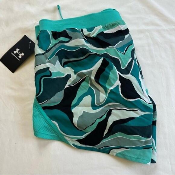 NWT Under Armour Women's Play Up Inset Printed Training Shorts - Picture 2 of 4